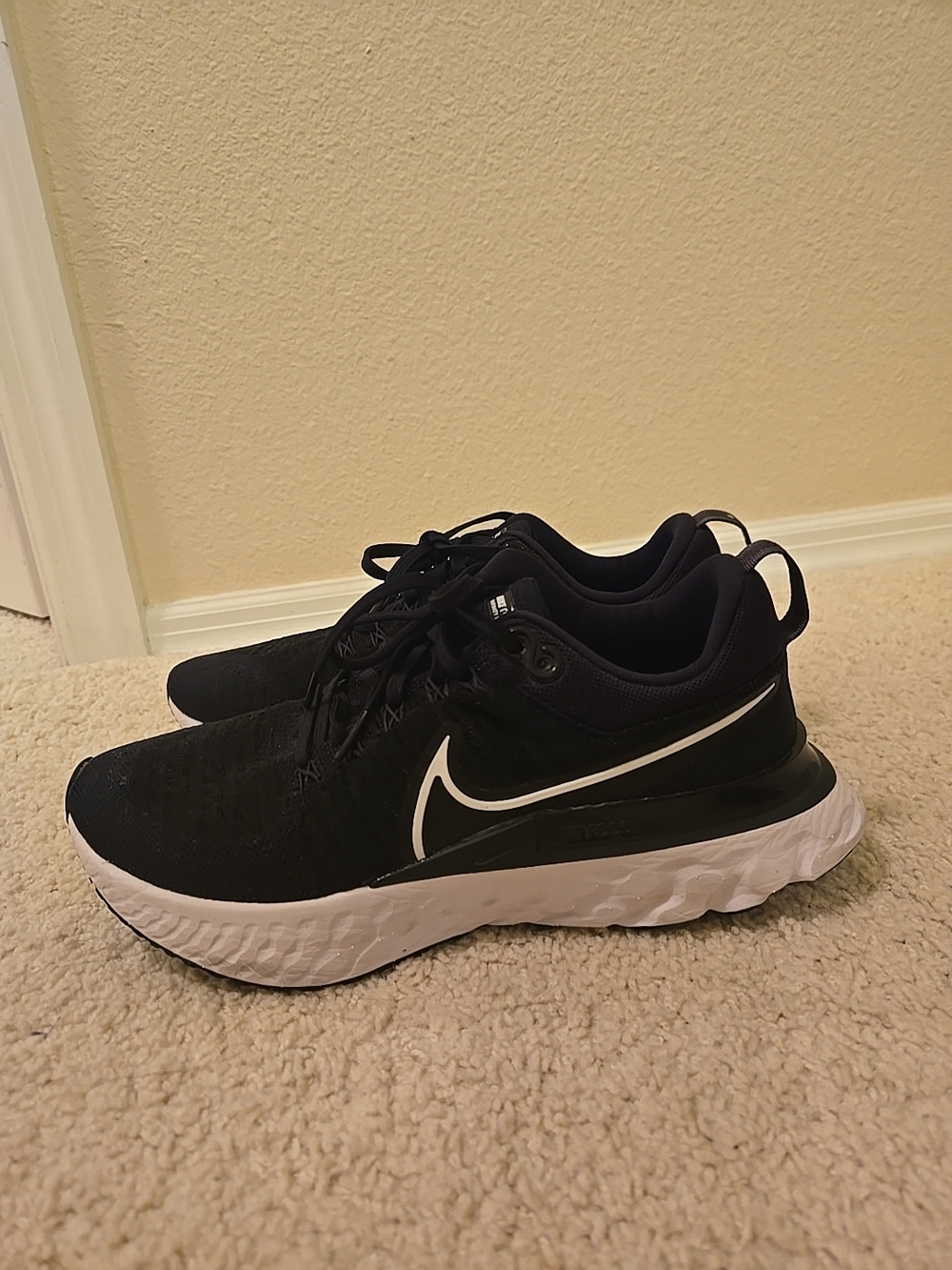 NIKE React Infinity Flyknit 2 Run Womens 9.5 Black Excellent Condition